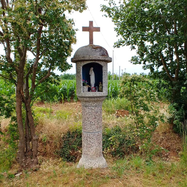 Capitello dedicato alla devozione della Madonna