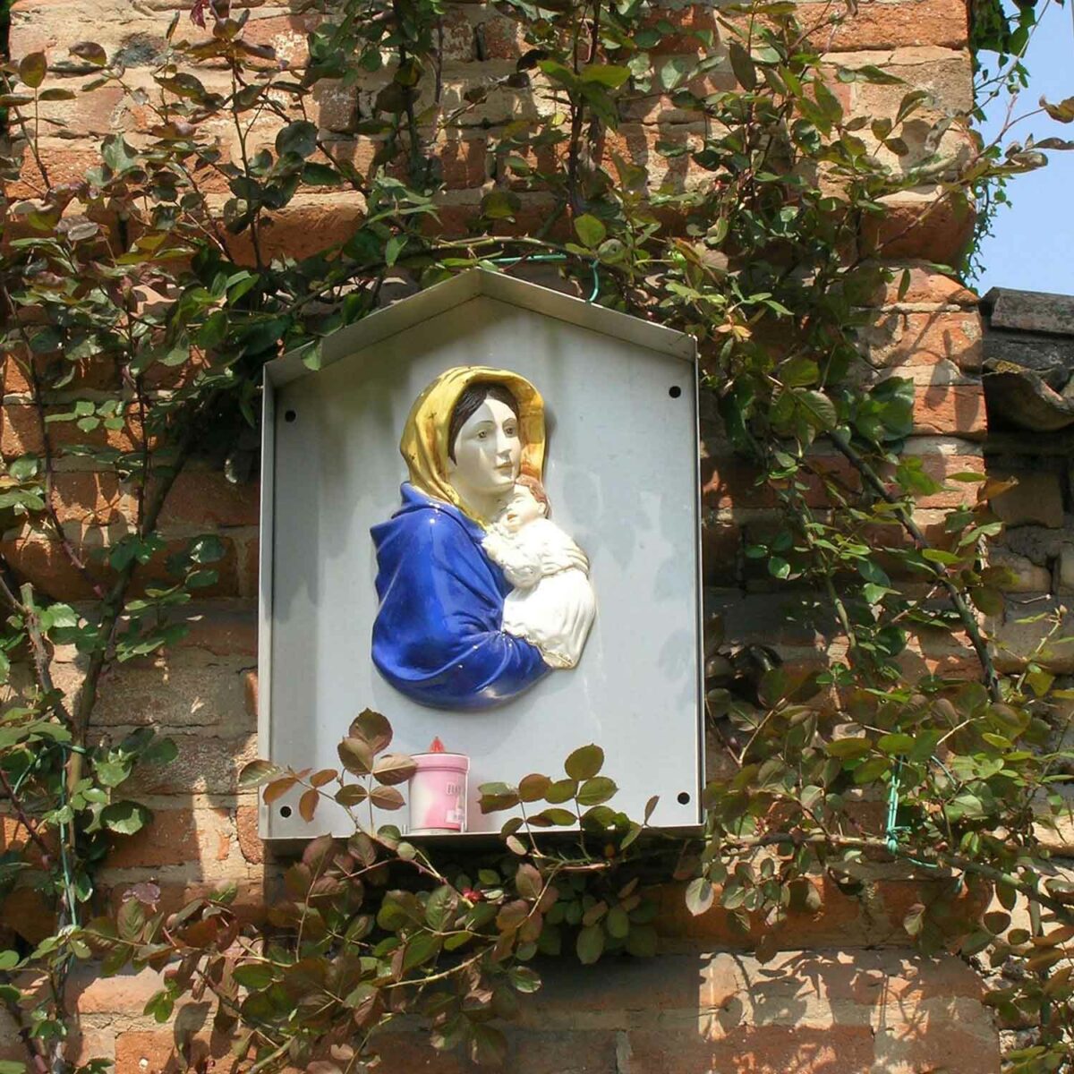 Capitello dedicato alla devozione della Madonna