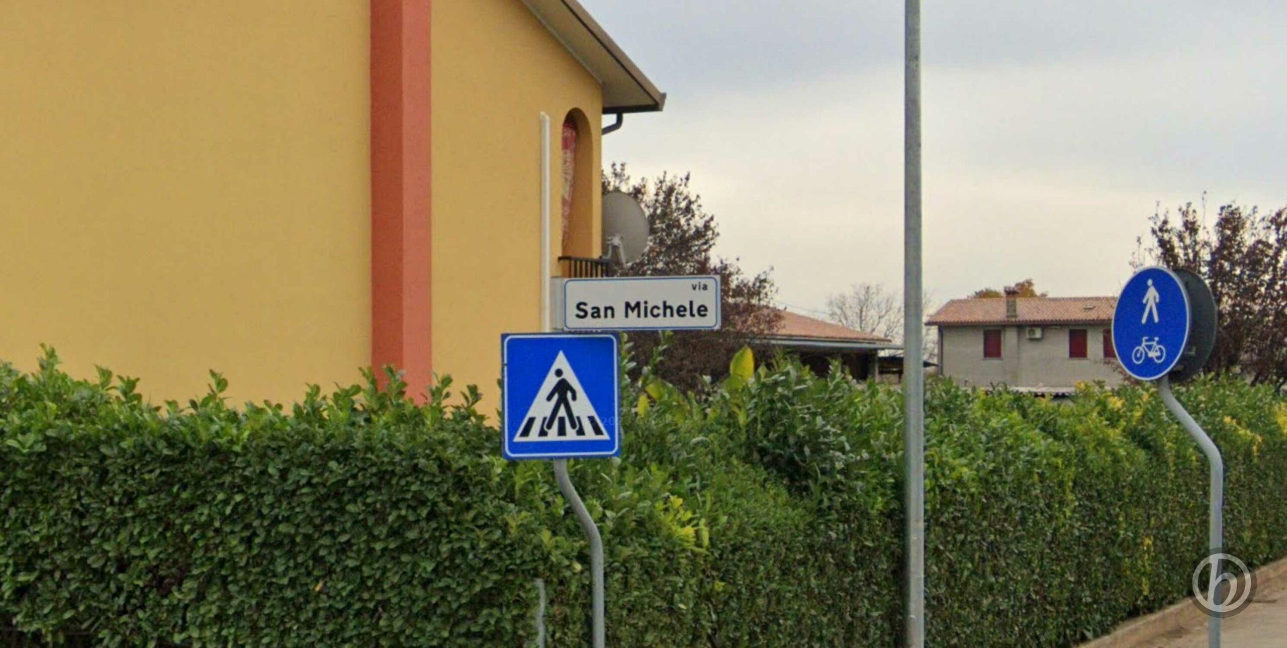 Barchessa di Villa Pola, vecchie targhe segnaletiche sul muro esterno Barchessa di Villa Pola, vecchie targhe segnaletiche sul muro esterno
