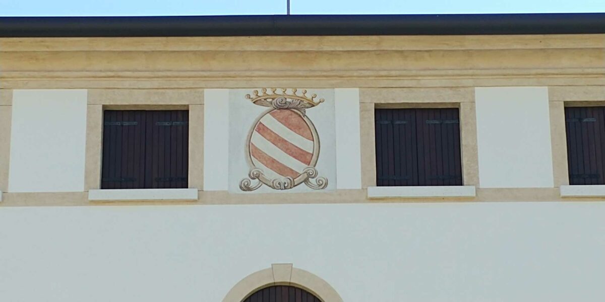 Lo stemma della famiglia Pola nel frontespizio della canonica, 2023