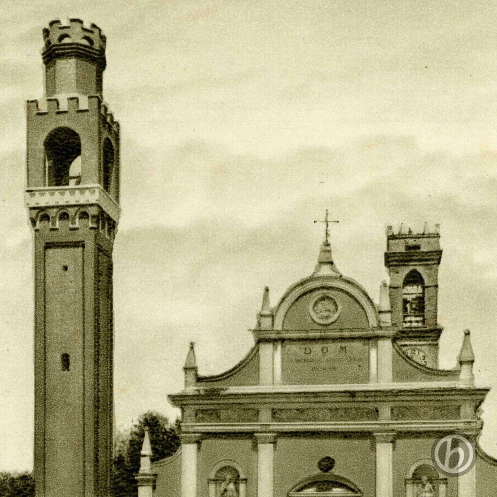 Cartolina degli anni 1950 con i due campanili, particolare