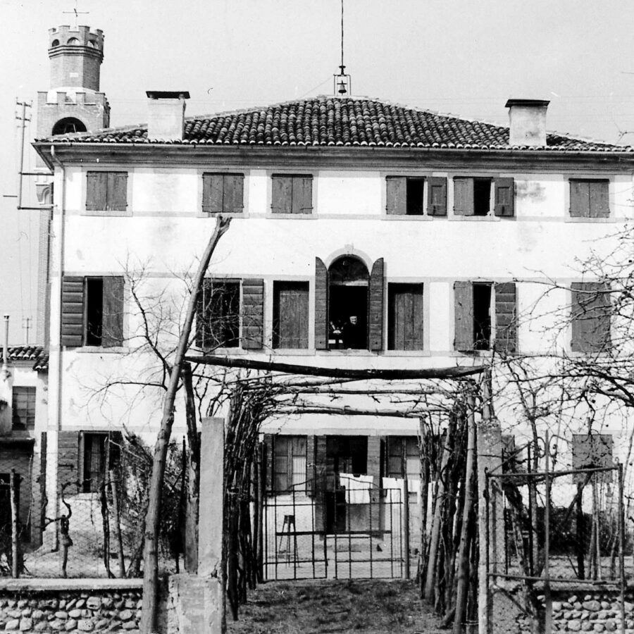 La canonica di Barcon a fine anni '60 del secolo scorso.