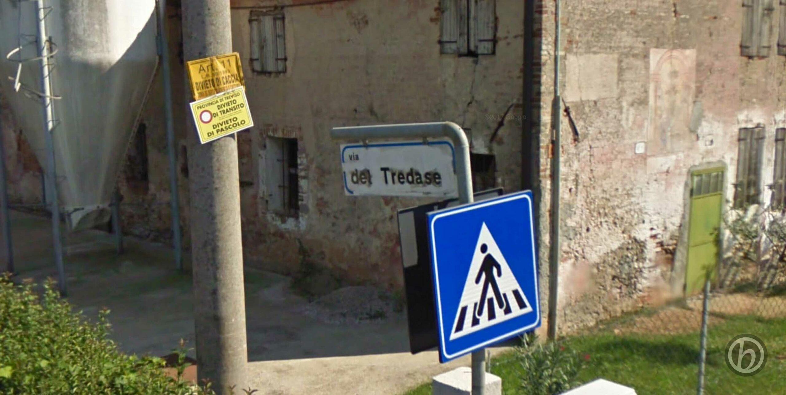 Barchessa di Villa Pola, vecchie targhe segnaletiche sul muro esterno Barchessa di Villa Pola, vecchie targhe segnaletiche sul muro esterno