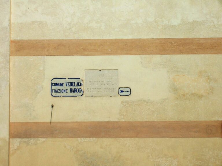 Barchessa di Villa Pola, vecchie targhe segnaletiche sul muro esterno