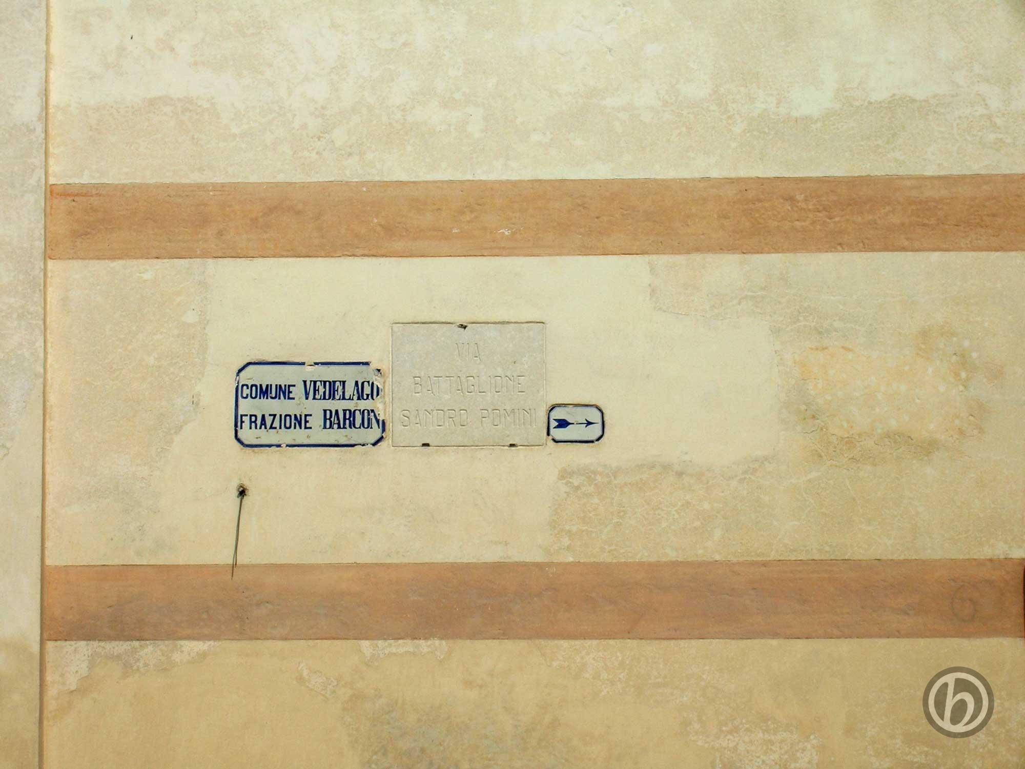 Barchessa di Villa Pola, vecchie targhe segnaletiche sul muro esterno