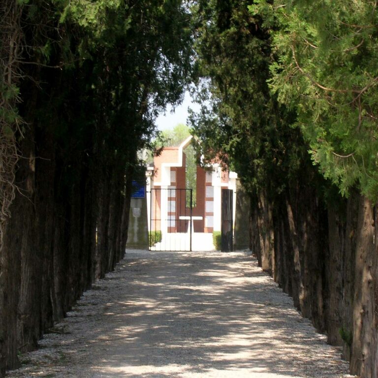 L'ingresso del cimitero