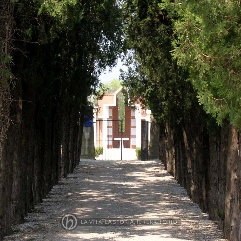 L'ingresso del cimitero comunale, 23 aprile 2006