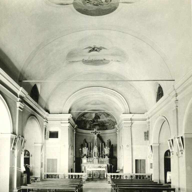 L'interno della chiesa di Barcon negli anni '50