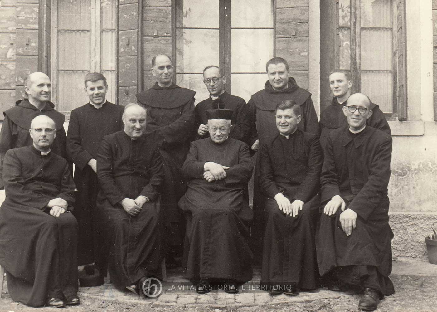 I religiosi originari di Barcon fotografati assieme a don Alberto Miatello e don Massiminio Pellizzari.