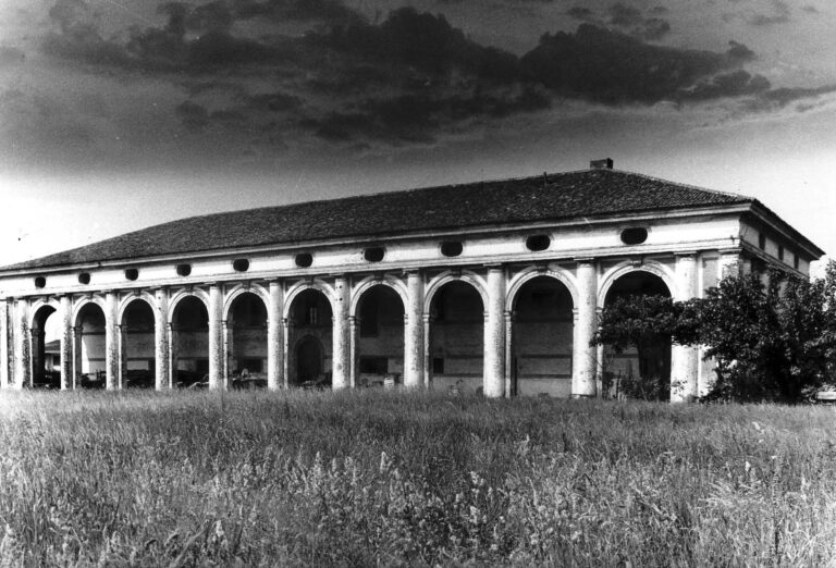 Eredità Pola: la barchessa