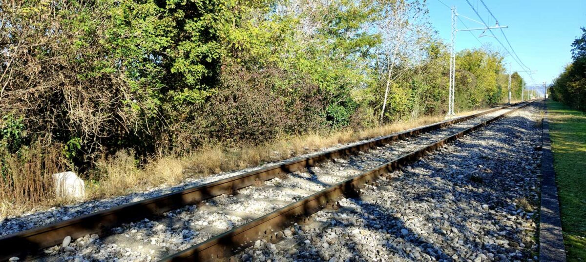 Il cippo commemorativo lungo la ferrovia